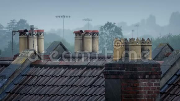 雨中屋顶上的烟囱视频的预览图