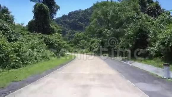 蜿蜒的道路有灰色和白色的条纹映衬着青山视频的预览图