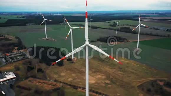 惊人的空中特写镜头飞越秋田风车涡轮农场上空生态电力能源视频的预览图