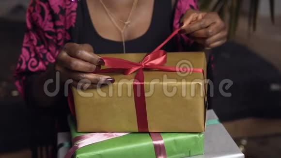 近距离拍摄非洲女性打开盒子与礼物视频的预览图