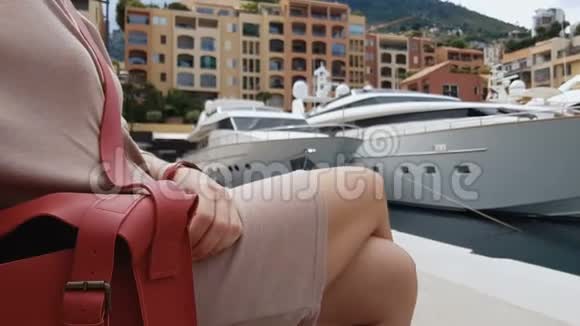 女人坐在码头附近打开钱包作为度假村扒手的概念视频的预览图