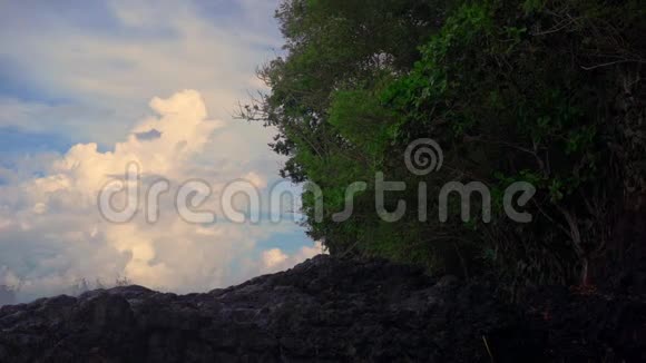 巴厘岛白沙滩附近的火山岩上自然形成的喷泉或间歇喷泉的超级慢镜头视频的预览图