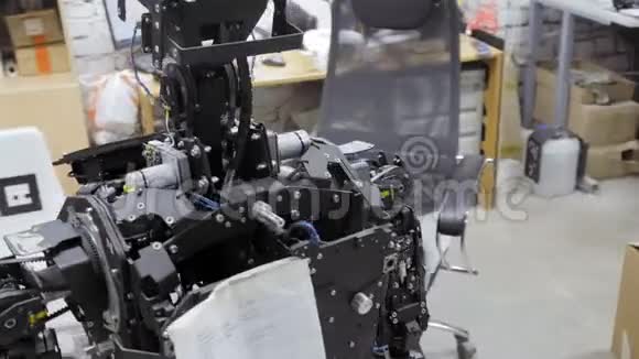 工厂生产机器人的工人工程师邀请并创建一个新的机器人机器人被拆卸视频的预览图