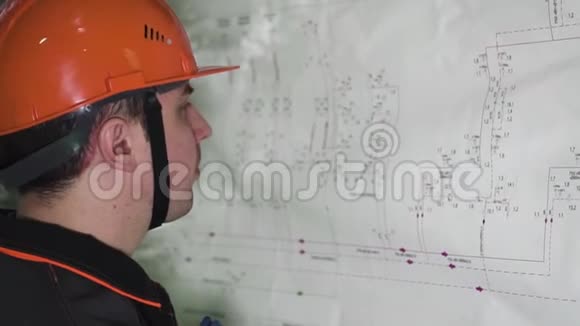 年轻的工程师看着电路在工厂里视频的预览图