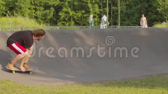 年轻人在特殊的波浪形道路上在公园里滑板视频的预览图