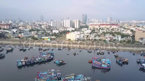 飞行相机把长海边的大城市放大视频的预览图