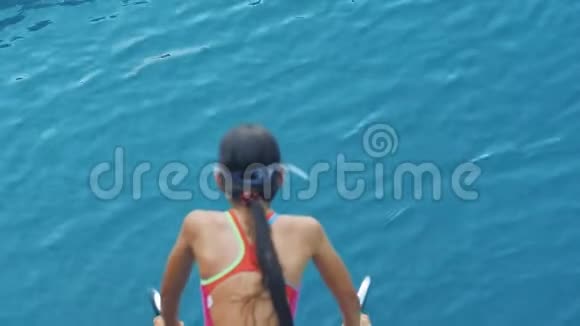 女孩从游艇跳入海水中儿童从船上潜水视频的预览图
