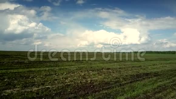 多云天气下有干植物残留的气耕地视频的预览图