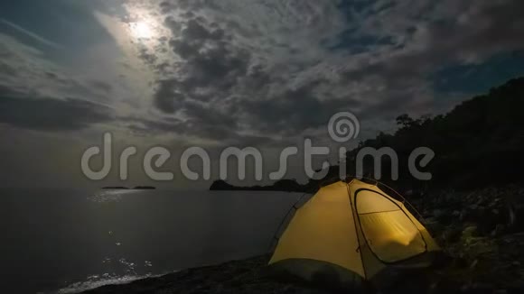 云彩和月亮在海湾和帐篷上移动视频的预览图