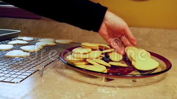 祖母美味的自制情人节糖饼干是用爱做的新鲜出炉的从冷却架上转移出来的视频的预览图