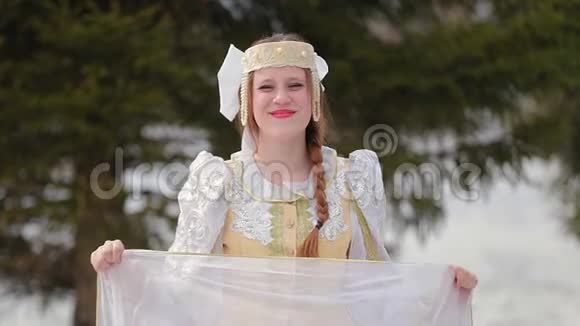 穿俄罗斯民族服装的女孩视频的预览图