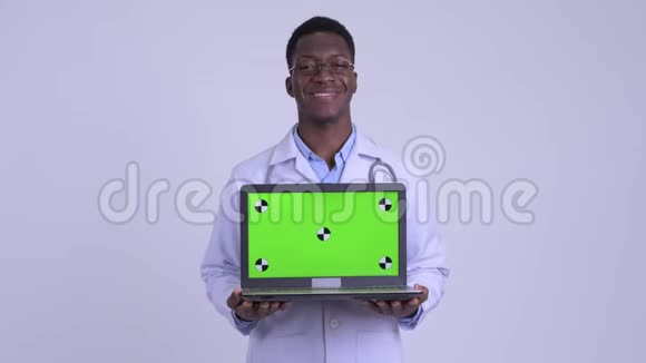 年轻快乐的非洲男子医生视频的预览图