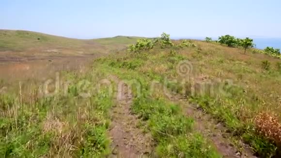 美丽的风景一条绿山顶的泥土路视频的预览图