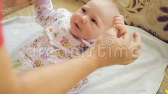 爸爸给新生儿充电孩子弯曲手臂视频的预览图