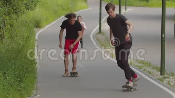 三个年轻人在路上的公园里玩滑板视频的预览图
