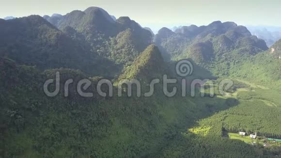 山谷中覆盖着热带丛林的山脉视频的预览图