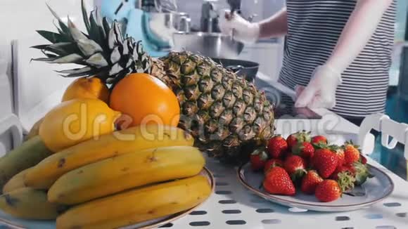 水果摆在女人做饭的桌子上视频的预览图