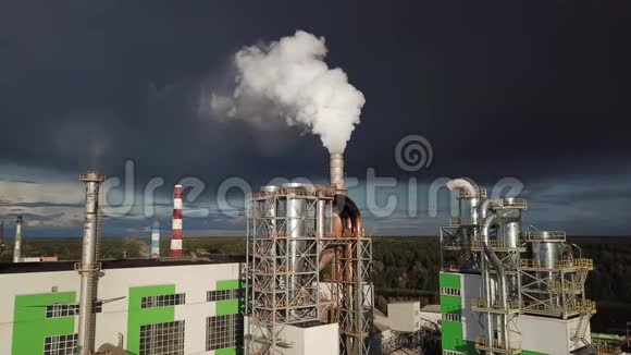 工业烟囱城市风景发电厂污染蒸汽景观视频的预览图