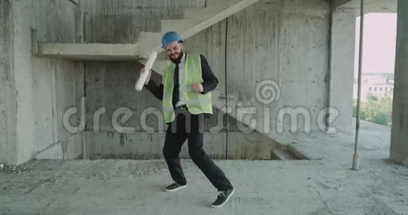 一位建筑工人戴着安全帽穿着能见度很高的背心在工地上跳舞很滑稽视频的预览图