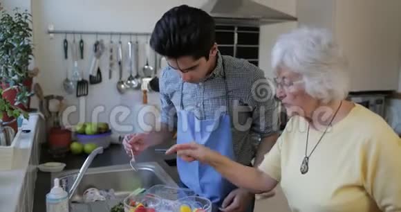 和祖母一起做水果配方视频的预览图