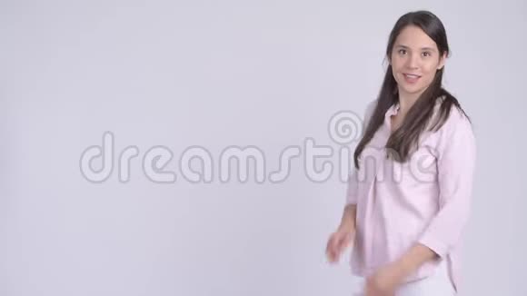 跨越双臂的年轻快乐多民族女商人的形象视频的预览图