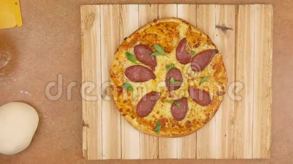 不可辨认的男人或女人的厨师他的手正在装饰新鲜的热开胃的意大利香肠披萨上面覆盖着奶酪和切片视频的预览图
