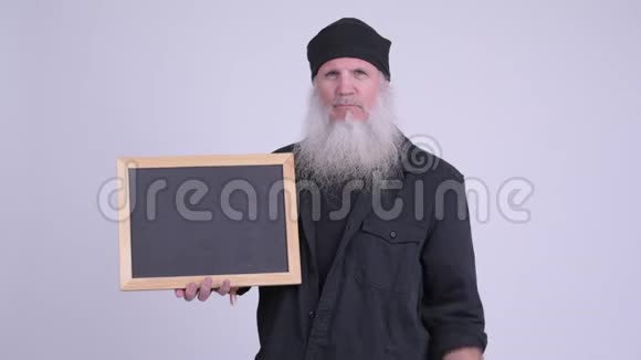 快乐的成熟的长着胡须的嬉皮士举着黑板竖起大拇指视频的预览图