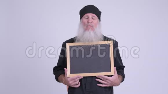 成熟的长着胡须的嬉皮士男子拿着黑板时神情震惊视频的预览图