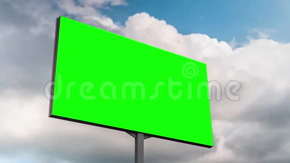 空白的绿色广告牌和移动的白云对蓝天时间推移视频的预览图