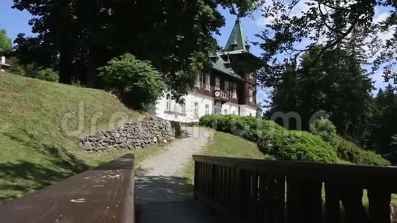 通往小城堡的道路从木桥可以看到视频的预览图