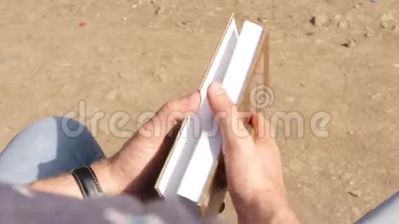 一个人打开一本书上面写着家庭视频的预览图