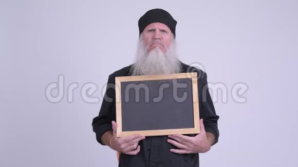 愤怒的成熟的长着胡须的嬉皮士拿着黑板视频的预览图