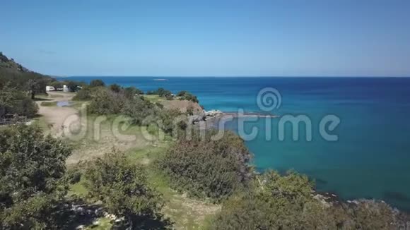 地中海蓝色海水附近美丽的塞浦路斯海岸鸟瞰图视频的预览图