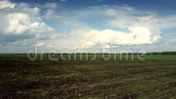 多云天气下从犁地到绿田的空中运动视频的预览图