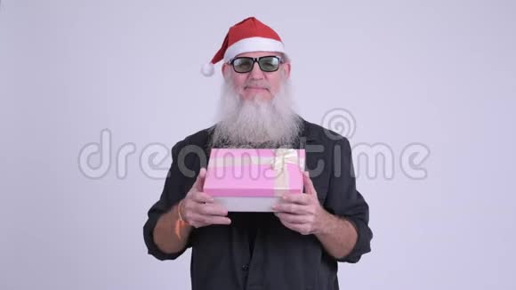 快乐成熟的留胡子的嬉皮士圣诞礼物视频的预览图