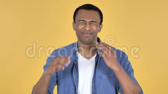 带胡子的非洲青年男子黄色背景视频的预览图