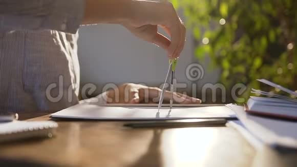 晚上女人的手在木桌上的白纸上画画学生女孩正在做报告视频的预览图