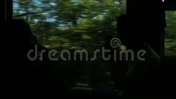男子游客在智能手机上拍摄火车窗口的山景乘坐火车旅行视频的预览图