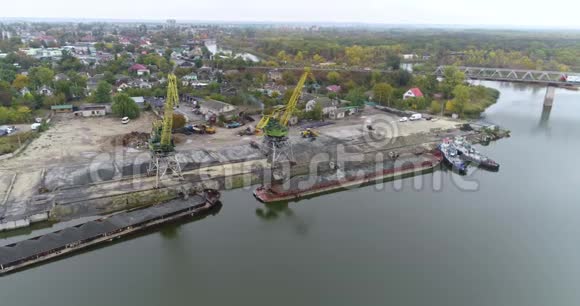 港内大型吊车随料卸驳船港内吊车从顶起工作视频的预览图