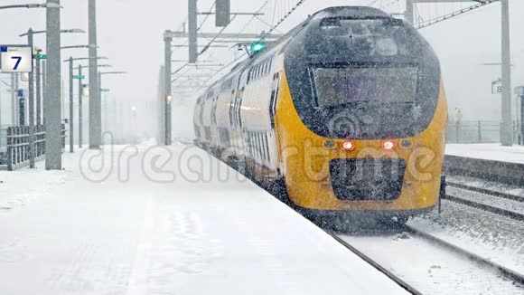 在荷兰阿姆斯特丹雪域的Bijlmer车站等候的火车视频的预览图