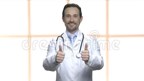 快乐成熟的医生竖起两个大拇指视频的预览图