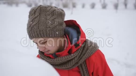 冬天街上的女孩少年雕刻雪人视频的预览图