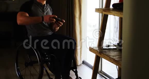 残疾人在虚拟现实耳机4k上玩电子游戏视频的预览图