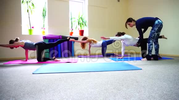 在瑜伽课程中教练学会正确地保持皮带视频的预览图