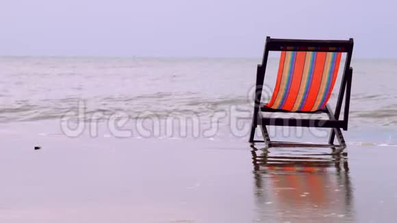 沙滩上有海浪的椅子视频的预览图