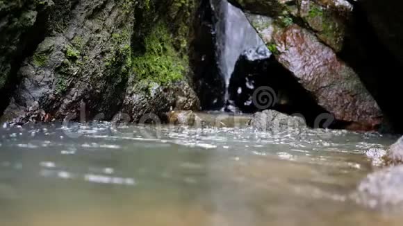 水在石头之间流动视频的预览图