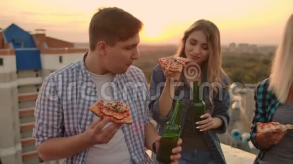 两对情侣正在享用披萨和啤酒视频的预览图