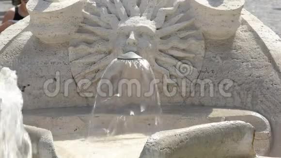 罗马西班牙台阶上丑陋的喷泉视频的预览图