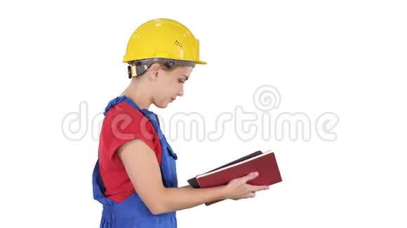 女建筑工人戴安全帽穿工作服在白色背景上核对清单视频的预览图
