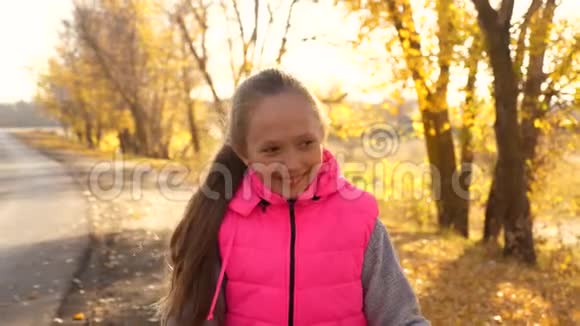在公园里快乐的女孩正在学习骑自行车和微笑女孩的手握住弯曲的车把特写镜头视频的预览图